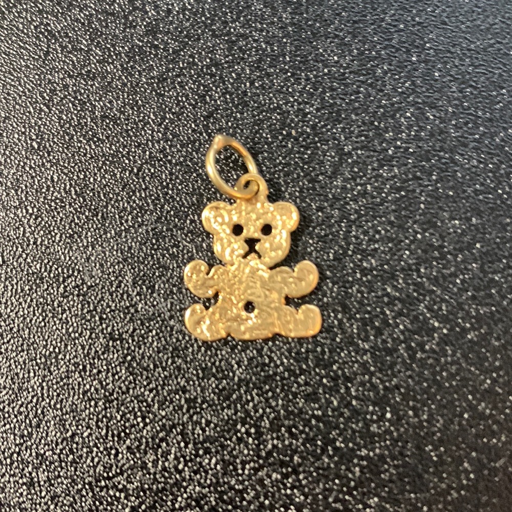 Pre owned EUC Vintage 14k cute teddy bear charm.